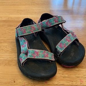 Girls’s Teva sandals, gently worn SZ12 girls